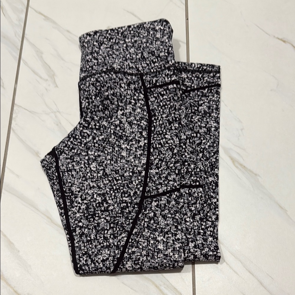 Black and White Patterned Leggings